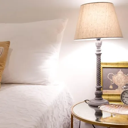 Your Home In Bairro Alto Lisbon Room photo